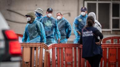 Die Evakuierung des von Hantaviren betroffenen Kreuzfahrtschiffes im spanischen Hafen von Teneriffa geht weiter