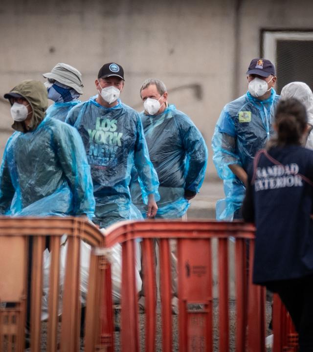Die Evakuierung des von Hantaviren betroffenen Kreuzfahrtschiffes im spanischen Hafen von Teneriffa geht weiter