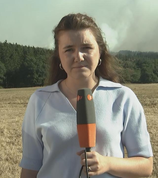ZDF-Reporterin Nathalie Hasselblatt berichtet aus der Eifel