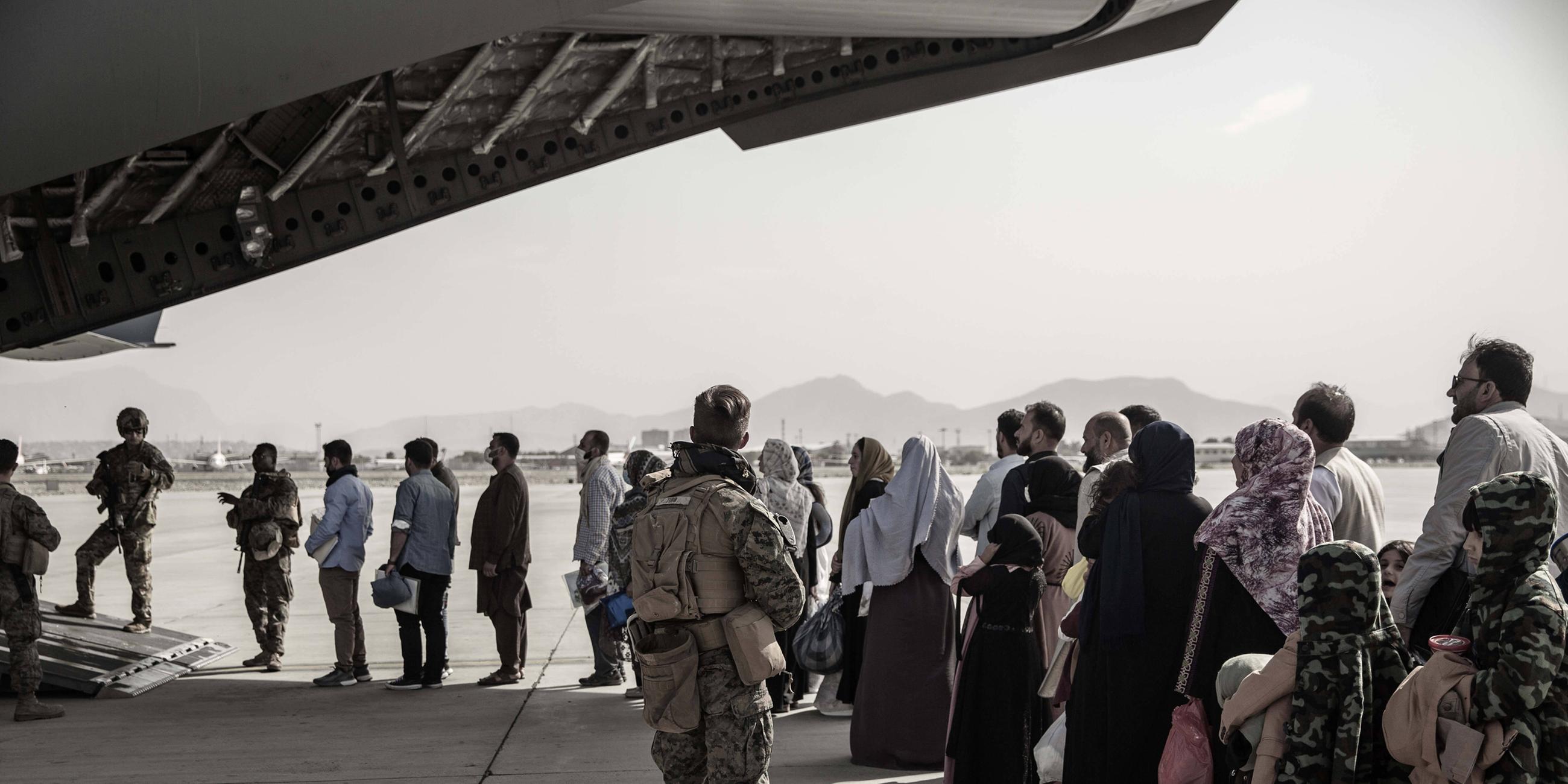 Archiv: Evakuierte warten darauf, während einer Evakuierung am Hamid Karzai International Airport, Kabul, Afghanistan, an Bord einer Boeing C-17 Globemaster III zu gehen. 
