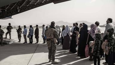 Archiv: Evakuierte warten darauf, während einer Evakuierung am Hamid Karzai International Airport, Kabul, Afghanistan, an Bord einer Boeing C-17 Globemaster III zu gehen. 