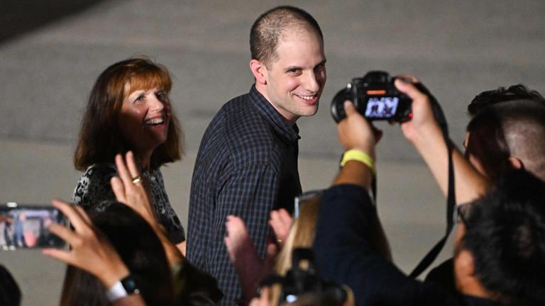 US-Journalist Evan Gerskovich wird nach seiner Freilassung aus Russland auf dem Flugfeld in Maryland von Journalisten umringt.