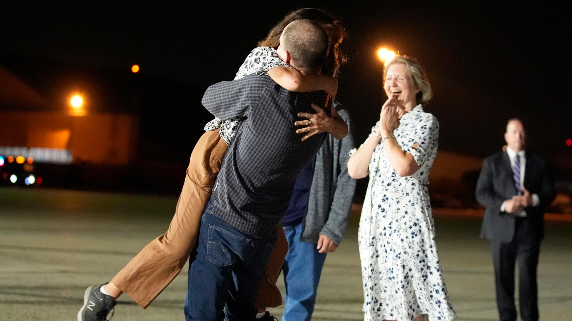 Der Reporter Evan Gershkovich (M) umarmt seine Mutter Ella Milman