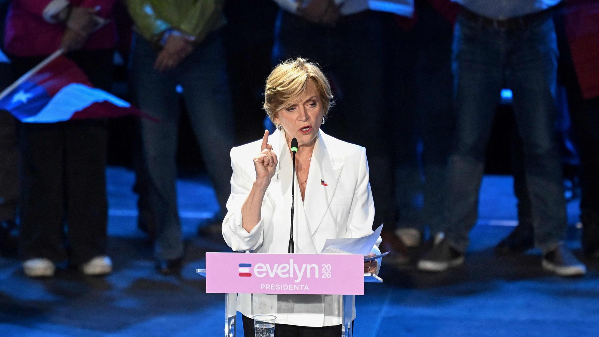 Die chilenische Präsidentschaftskandidatin Evelyn Matthei von der Unabhängigen Demokratischen Union spricht am 13. November 2025 bei ihrer Abschlusskundgebung im Santa Laura USEK-Stadion in Santiago zu Unterstützern.