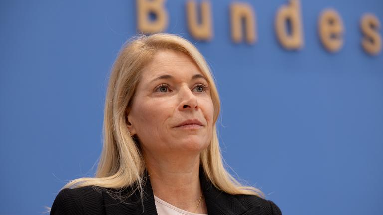 Bundesverkehrsminister Patrick Schnieder (CDU) und die neue Bahnchefin Evelyn Palla stellen zusammen die neue Bahnstrategie am 22.09.2025  vor. 