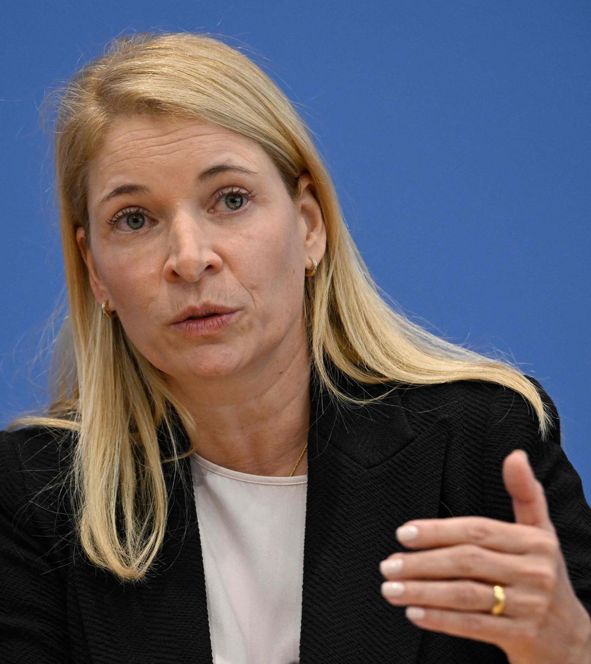 Die neue Bahn-Chefin Evelyn Palla spricht während einer Pressekonferenz am 22.09.2025 in Berlin.