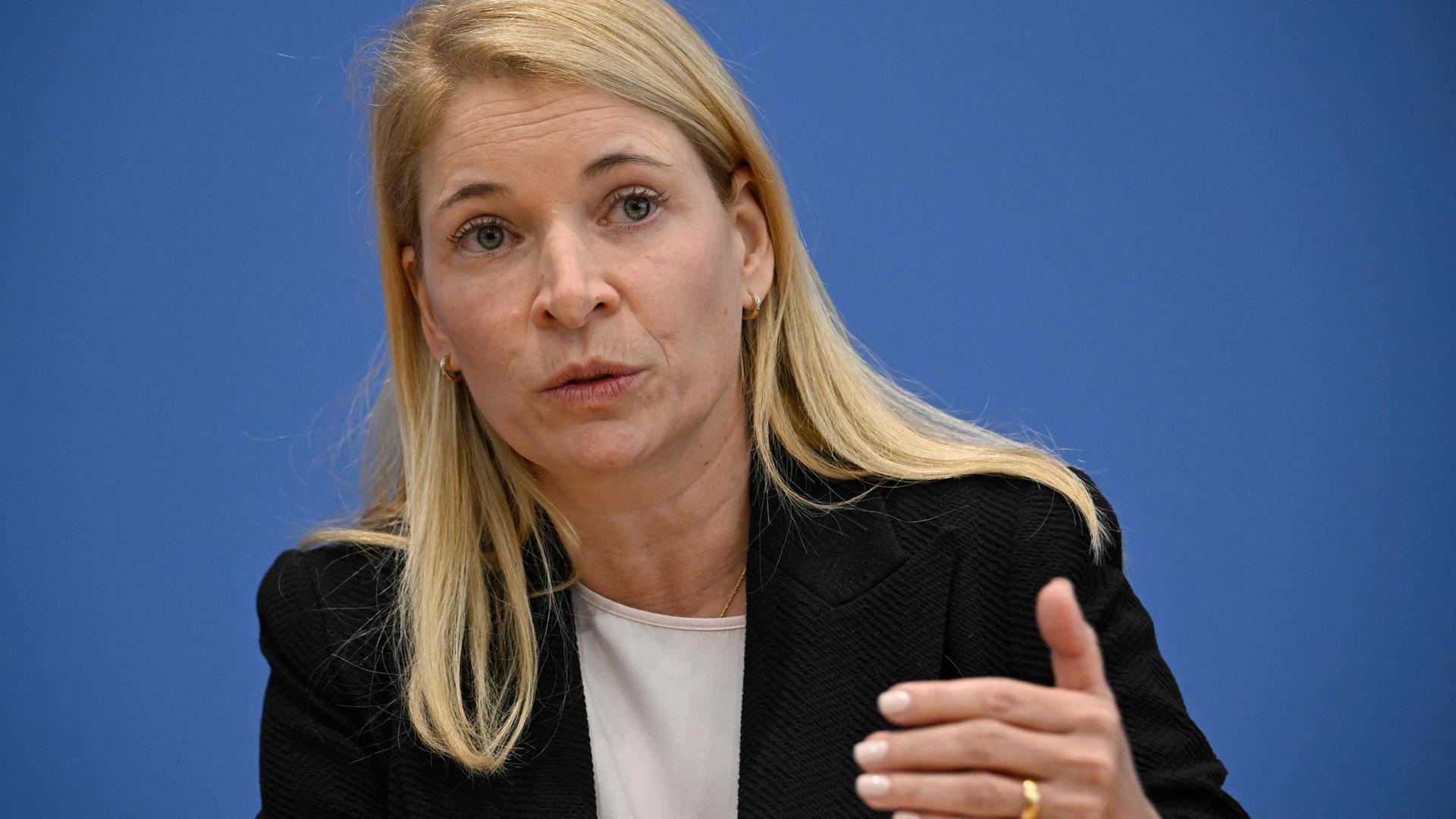 Die neue Bahn-Chefin Evelyn Palla spricht während einer Pressekonferenz am 22.09.2025 in Berlin.