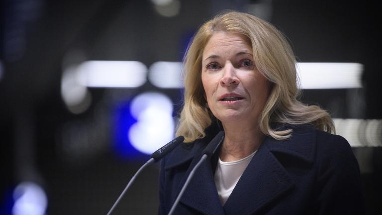Evelyn Palla, Vorstandsvorsitzende der Deutschen Bahn AG, spricht am Podium bei einem Pressetermin am Berliner Hauptbahnhof am 20.02.2026-.. 