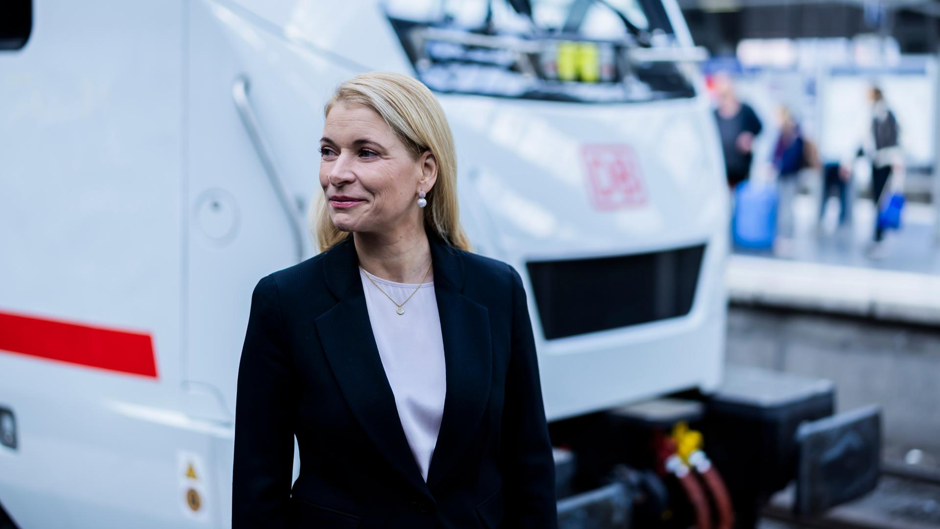 Berlin: Evelyn Palla, Vorstandsvorsitzende der DB, steht vor dem neuen ICE L der Deutschen Bahn am Berliner Ostbahnhof.