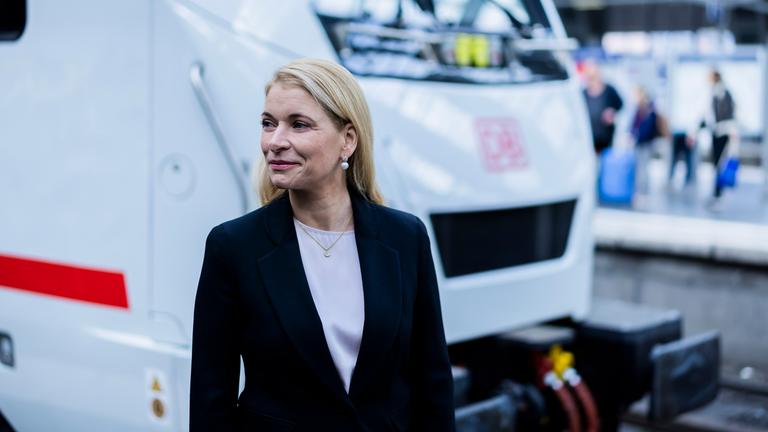 Berlin: Evelyn Palla, Vorstandsvorsitzende der DB, steht vor dem neuen ICE L der Deutschen Bahn am Berliner Ostbahnhof.