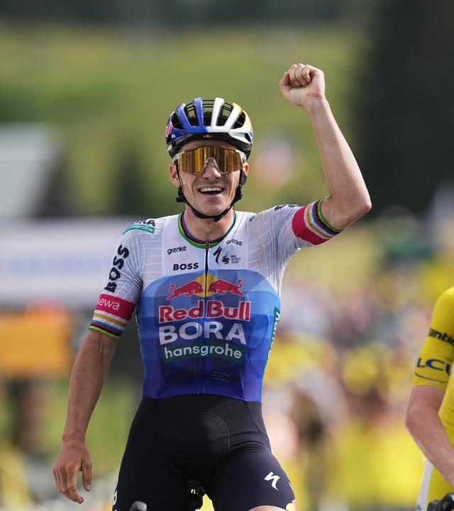 Der belgische Radrennfahrer Remco Evenepoel jubelt nach seinem Etappensieg bei der 15. Etappe der Tour de France