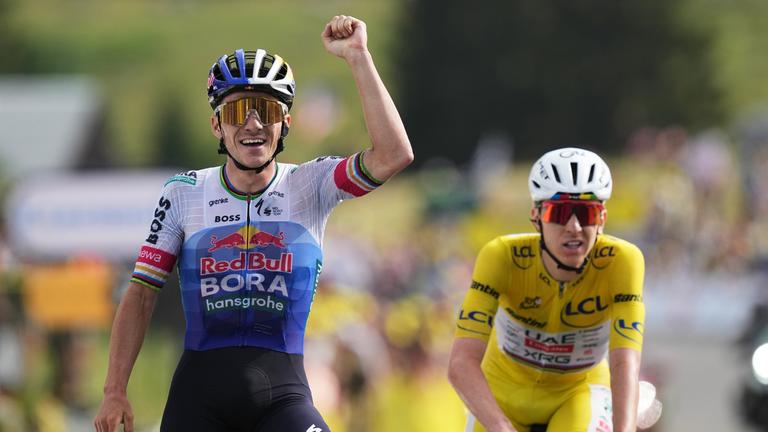 Der belgische Radrennfahrer Remco Evenepoel jubelt nach seinem Etappensieg bei der 15. Etappe der Tour de France