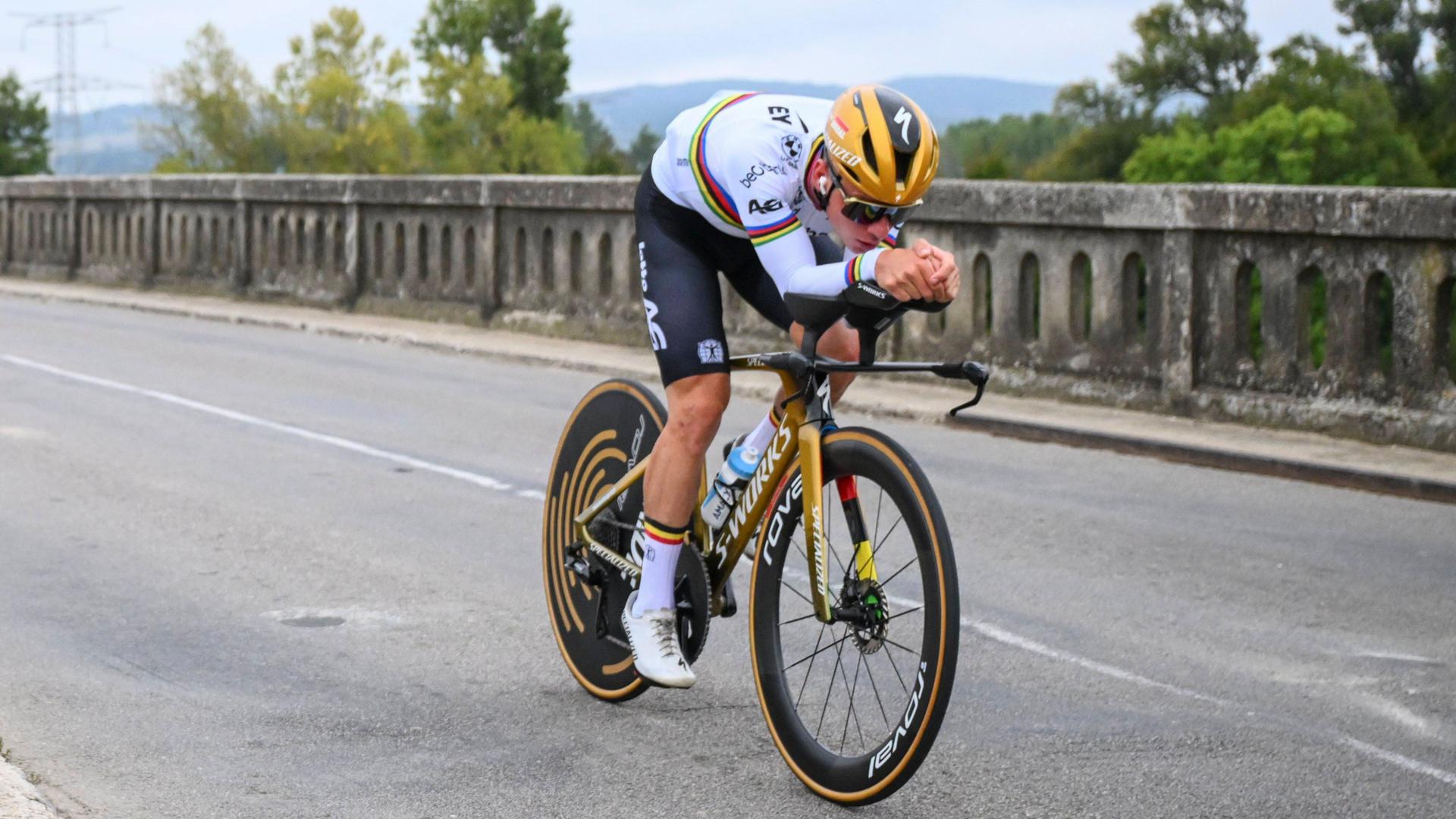 Remco Evenepoel auf dem Rad beim Zeitfahren der Radsport-Europameisterschaften