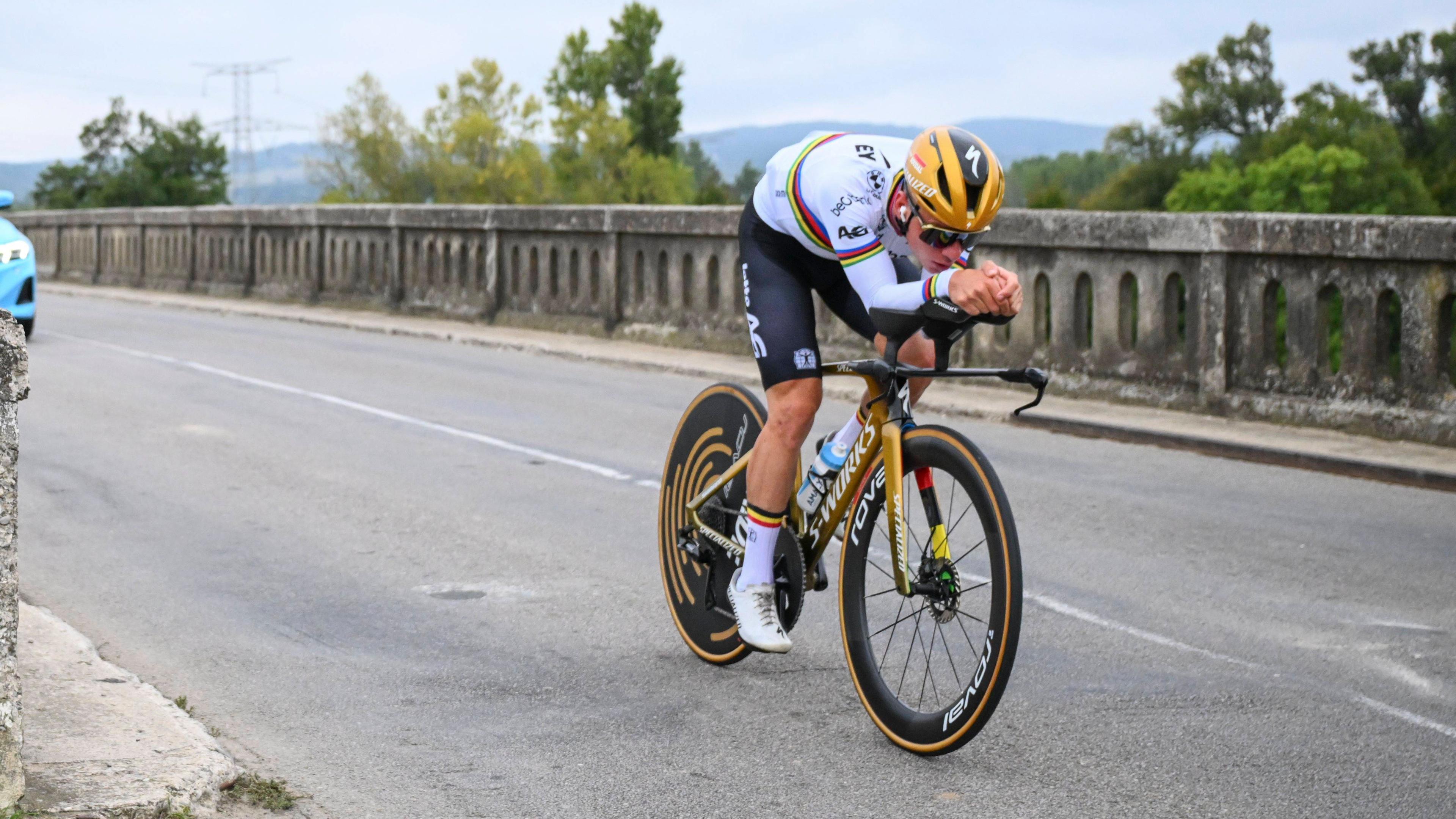 Remco Evenepoel auf dem Rad beim Zeitfahren der Radsport-Europameisterschaften
