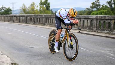 Remco Evenepoel auf dem Rad beim Zeitfahren der Radsport-Europameisterschaften