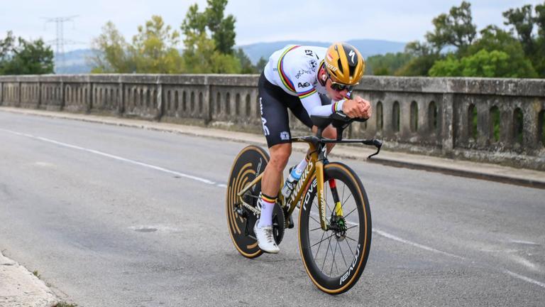 Remco Evenepoel auf dem Rad beim Zeitfahren der Radsport-Europameisterschaften