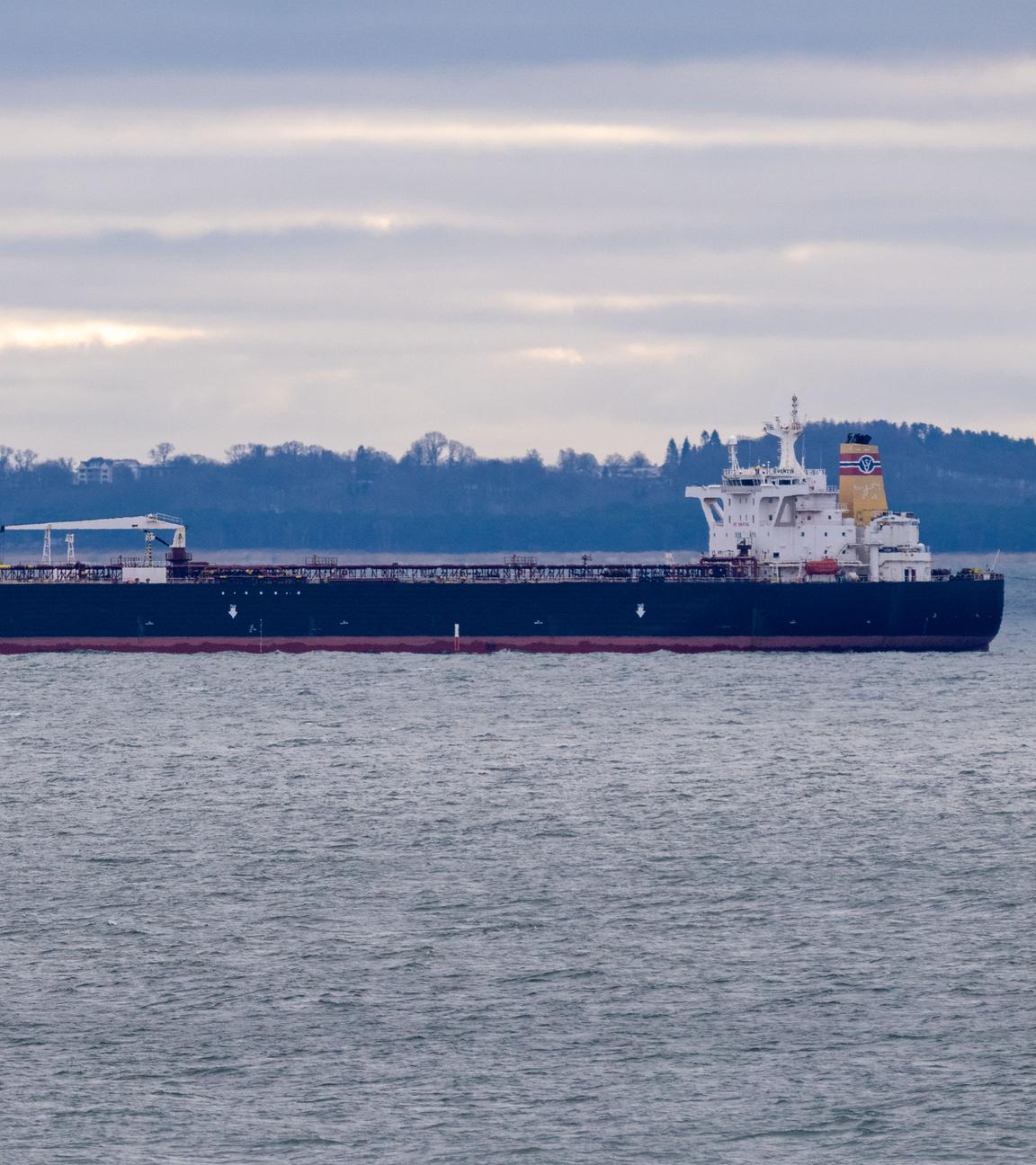 Der manövrierunfähige Tanker "Eventin" liegt vor Sassnitz auf der Reede Sassnitz im Hintergrund ist das Ostseebad Göhren zu sehen.