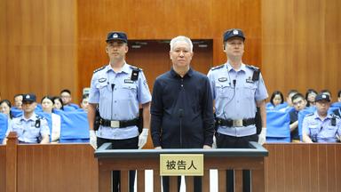 Xu Jiayin, ehemaliger Chef der Evergrande Group, steht vor dem Mittleren Volksgericht in Shenzhen.