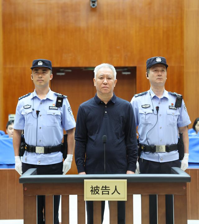 Xu Jiayin, ehemaliger Chef der Evergrande Group, steht vor dem Mittleren Volksgericht in Shenzhen.