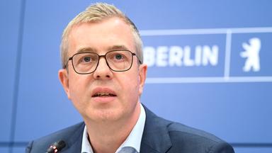 07.07.2026, Berlin: Stefan Evers (CDU), Berliner Senator für Finanzen, spricht bei der Pressekonferenz zur Bilanz der bisherigen Arbeit des Berliner Senats im Roten Rathaus.