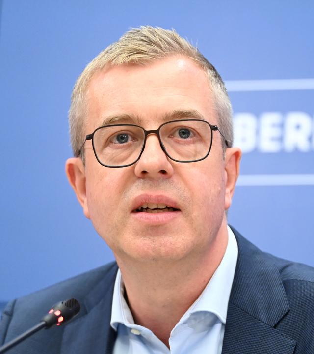 07.07.2026, Berlin: Stefan Evers (CDU), Berliner Senator für Finanzen, spricht bei der Pressekonferenz zur Bilanz der bisherigen Arbeit des Berliner Senats im Roten Rathaus.