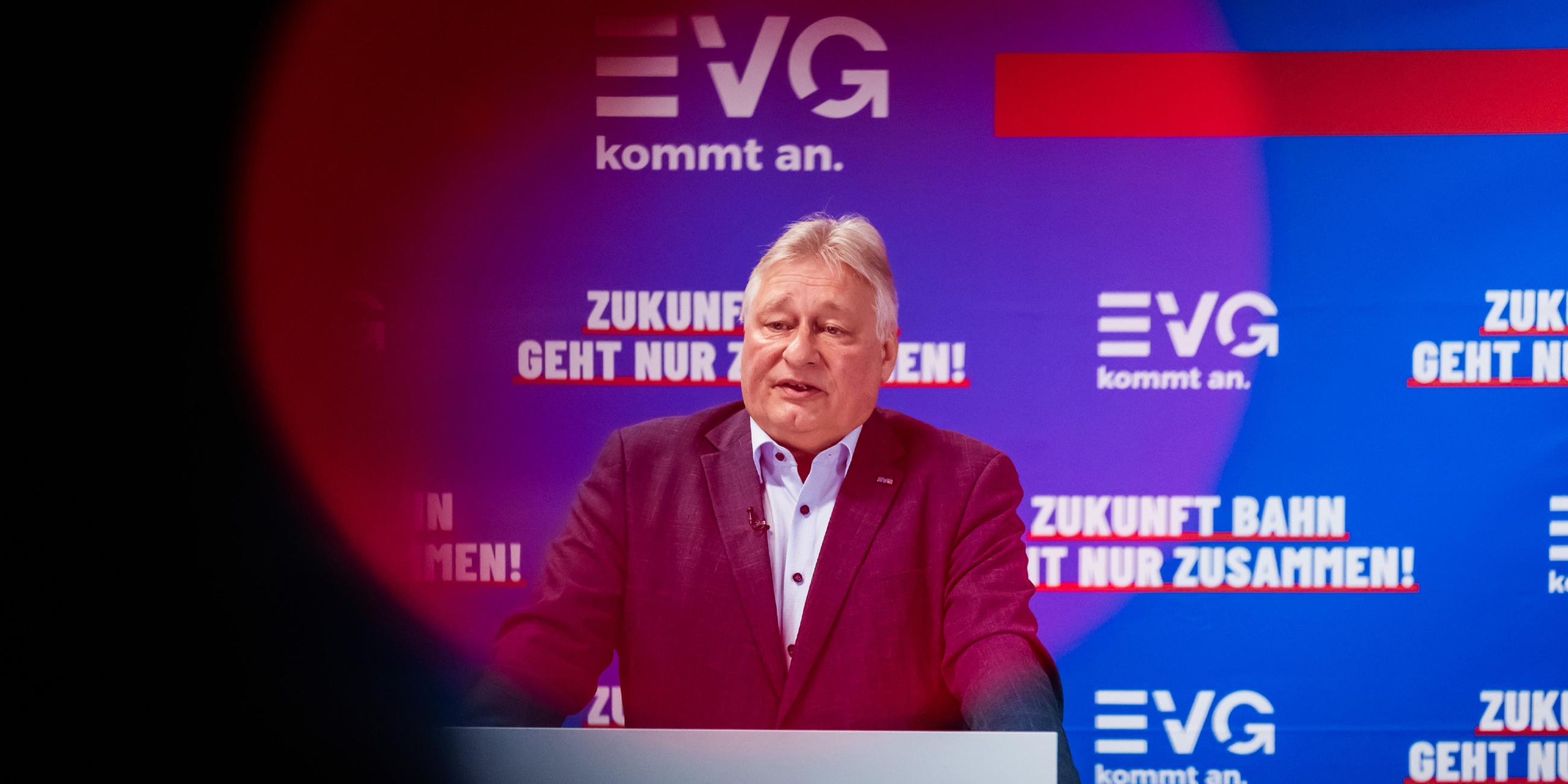 Martin Burkert, EVG-Vorsitzender, äußert sich bei einer Pressekonferenz am 22.09.2025 in Berlin. 