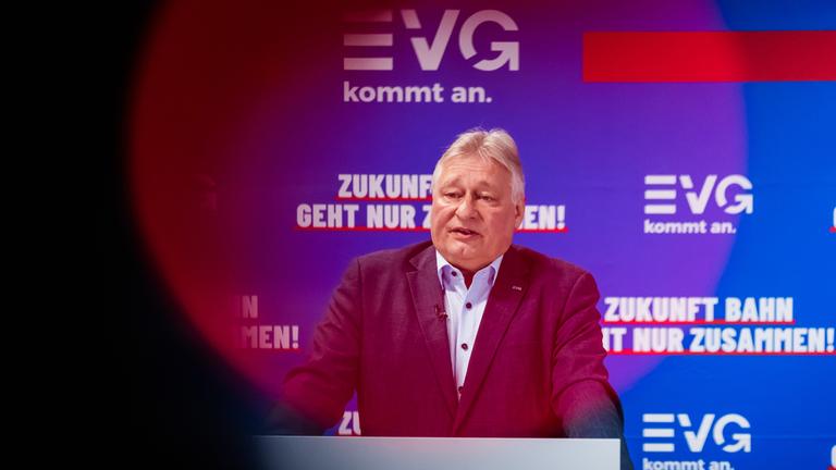 Martin Burkert, EVG-Vorsitzender, äußert sich bei einer Pressekonferenz am 22.09.2025 in Berlin. 