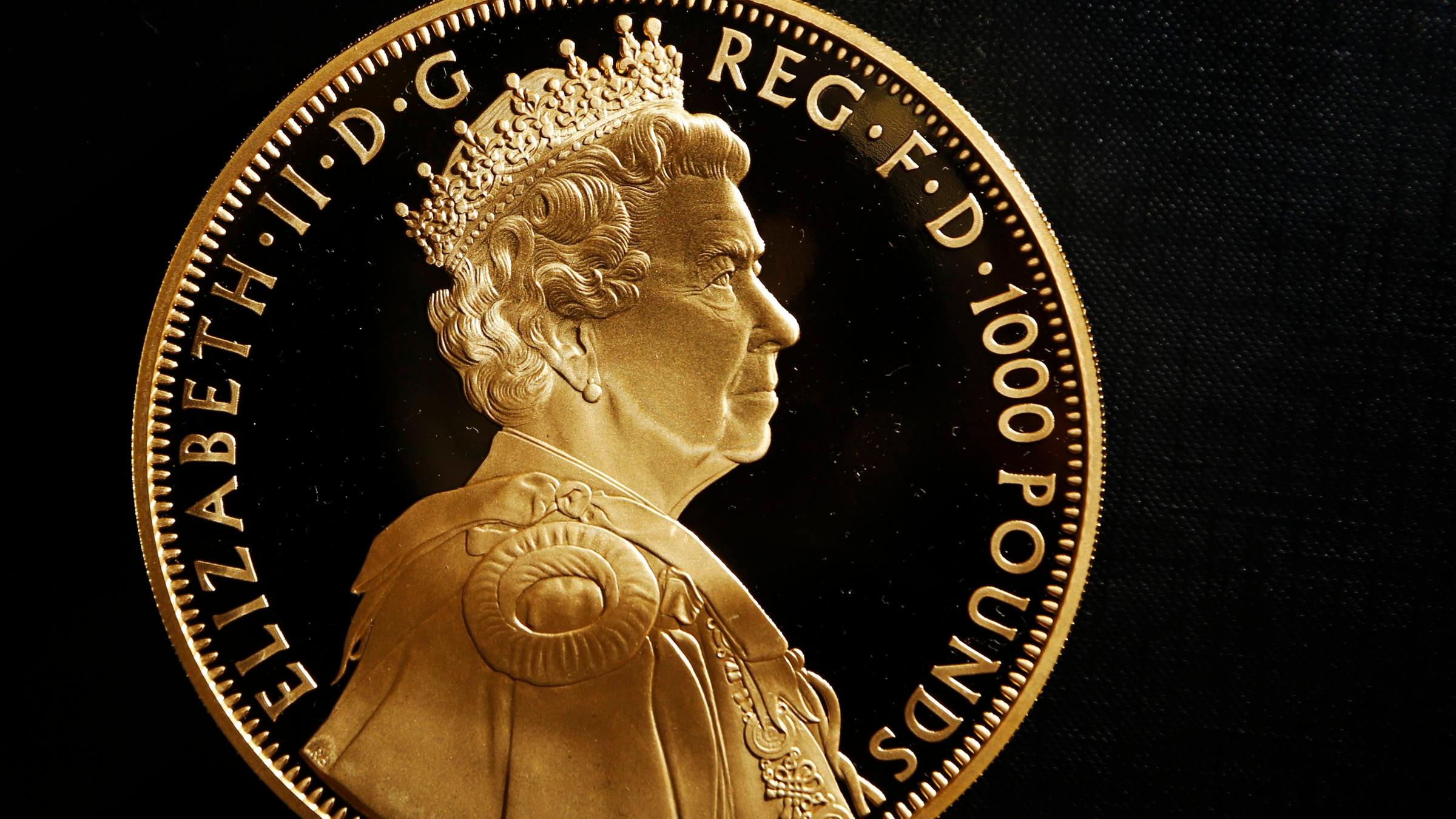Das Bild zeigt eine goldene Münze, die dem diamantenen Thronjubiläum Queen Elizabeths II gewidmet ist.
