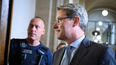 Berlin: Andreas Scheuer (CSU), ehemaliger Bundesverkehrsminister, geht nach einer kurzen Pause am ersten Tag vom Prozess im Zusammenhang mit der gescheiterten Pkw-Maut vor der 38. Großen Strafkammer im Kriminalgericht Moabit zurück in den Gerichtssaal. Archivbild