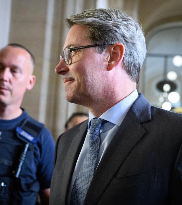 Berlin: Andreas Scheuer (CSU), ehemaliger Bundesverkehrsminister, geht nach einer kurzen Pause am ersten Tag vom Prozess im Zusammenhang mit der gescheiterten Pkw-Maut vor der 38. Großen Strafkammer im Kriminalgericht Moabit zurück in den Gerichtssaal. Archivbild