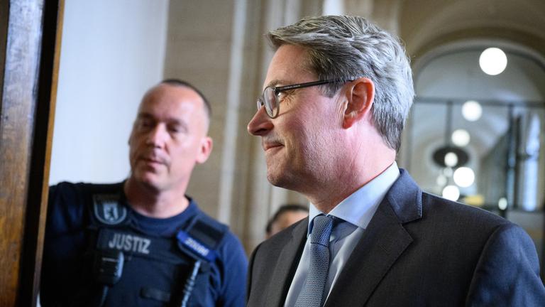 Berlin: Andreas Scheuer (CSU), ehemaliger Bundesverkehrsminister, geht nach einer kurzen Pause am ersten Tag vom Prozess im Zusammenhang mit der gescheiterten Pkw-Maut vor der 38. Großen Strafkammer im Kriminalgericht Moabit zurück in den Gerichtssaal. Archivbild