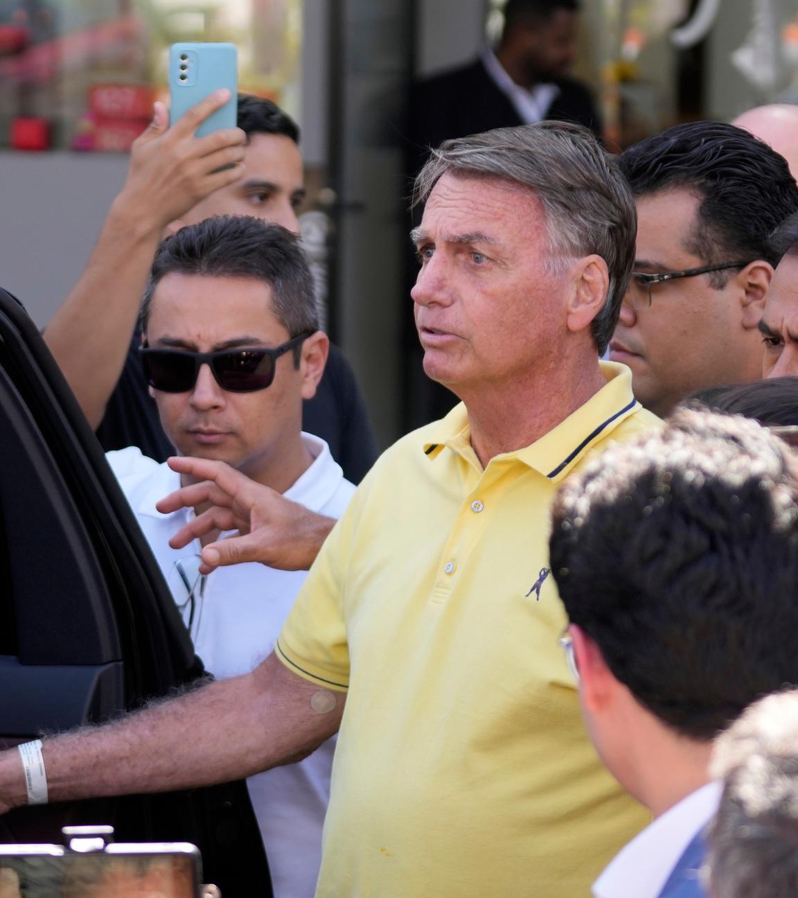 Brasiliens ehemaliger Präsident Jair Bolsonaro (M), der vorübergehend aus dem Hausarrest entlassen wurde, um sich medizinisch untersuchen zu lassen, verlässt ein Krankenhaus in Brasilia