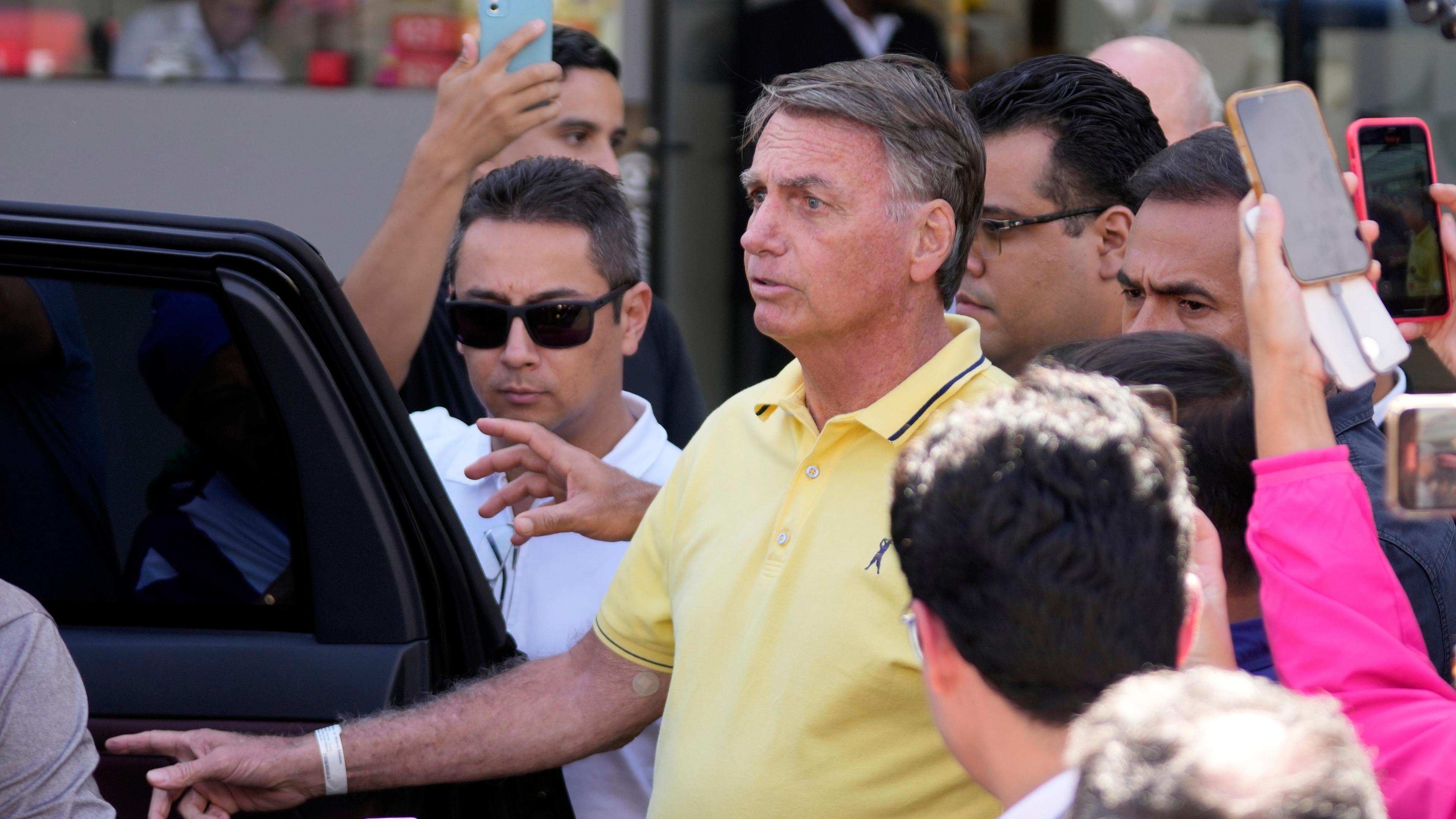 Brasiliens ehemaliger Präsident Jair Bolsonaro (M), der vorübergehend aus dem Hausarrest entlassen wurde, um sich medizinisch untersuchen zu lassen, verlässt ein Krankenhaus in Brasilia