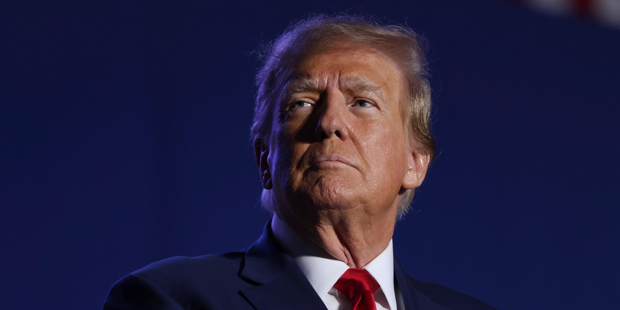 Der ehemalige Präsident Donald Trump spricht auf einer Wahlkampfveranstaltung