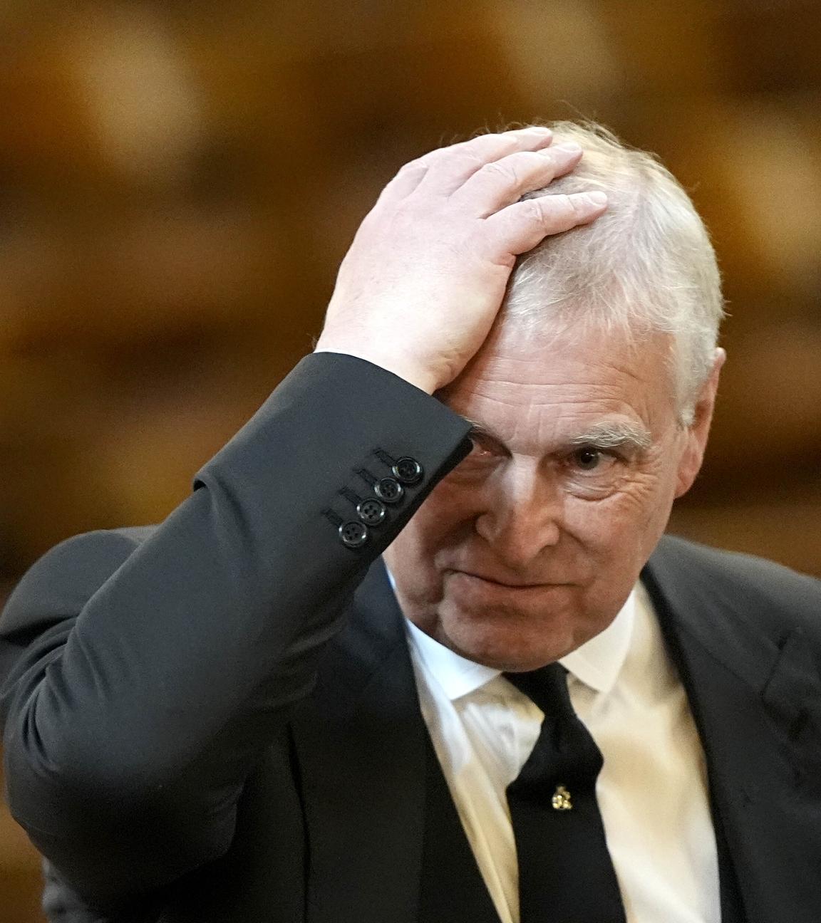 Andrew verlässt das royale Anwesen in Windsor und zieht auf einen privaten Familien-Landsitz. Zuvor hatte König Charles ihm wegen der Epstein-Affäre alle royalen Titel entzogen. (04.02.2026)