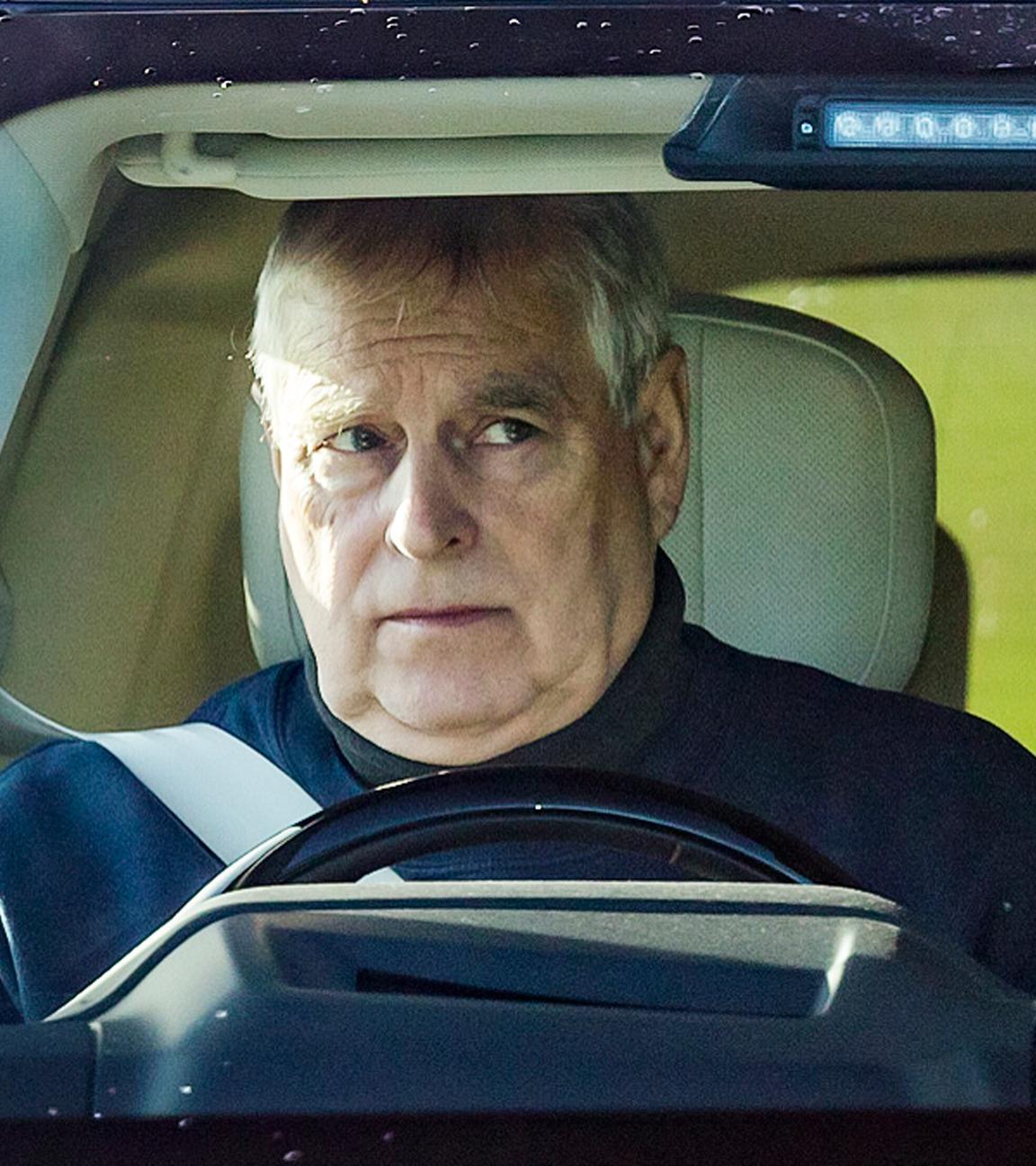 Andrew Mountbatten-Windsor im Auto hinterm Lenkrad.