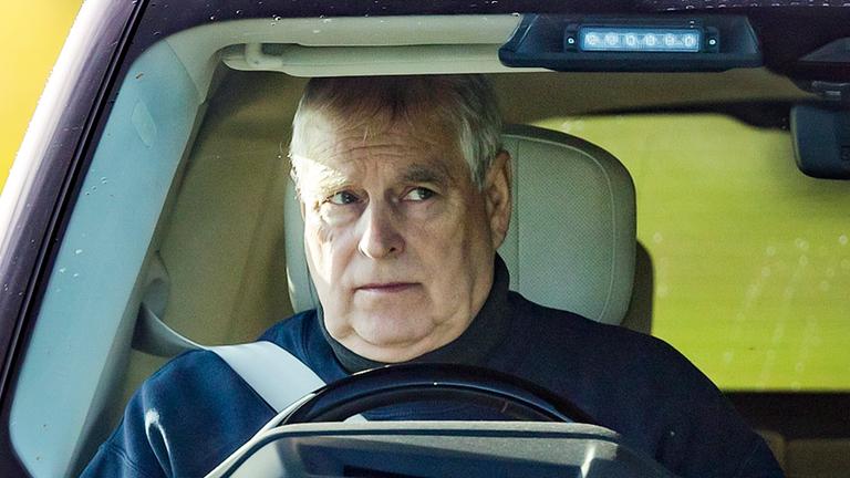 Andrew Mountbatten-Windsor im Auto hinterm Lenkrad.