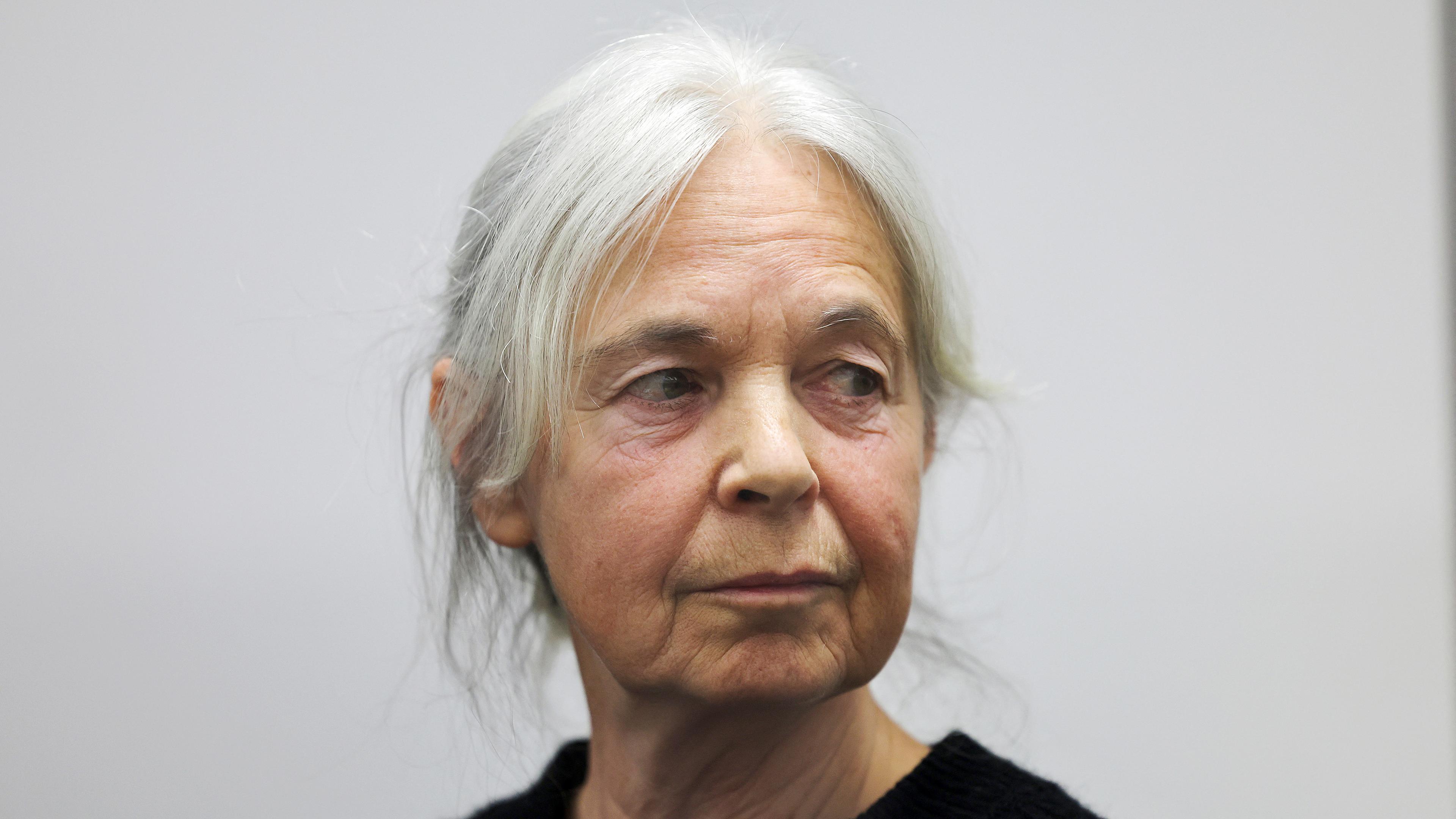 Daniela Klette, 66, ehemaliges Mitglied der RAF, trifft am 25. 03.2025 in einem Transportfahrzeug auf dem Gerichtsgelände in Celle ein, um ihren Prozess zu beginnen