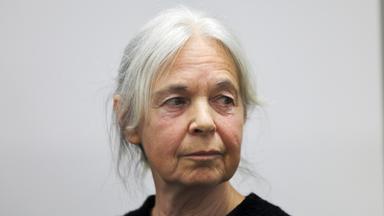 Daniela Klette, 66, ehemaliges Mitglied der RAF, trifft am 25. 03.2025 in einem Transportfahrzeug auf dem Gerichtsgelände in Celle ein, um ihren Prozess zu beginnen