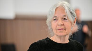 Ex-RAF-Terroristin Daniela Klette im provisorischen Gerichtssaal des Landgerichts Verden in Niedersachsen.
