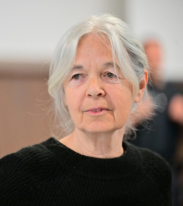Ex-RAF-Terroristin Daniela Klette im provisorischen Gerichtssaal des Landgerichts Verden in Niedersachsen.