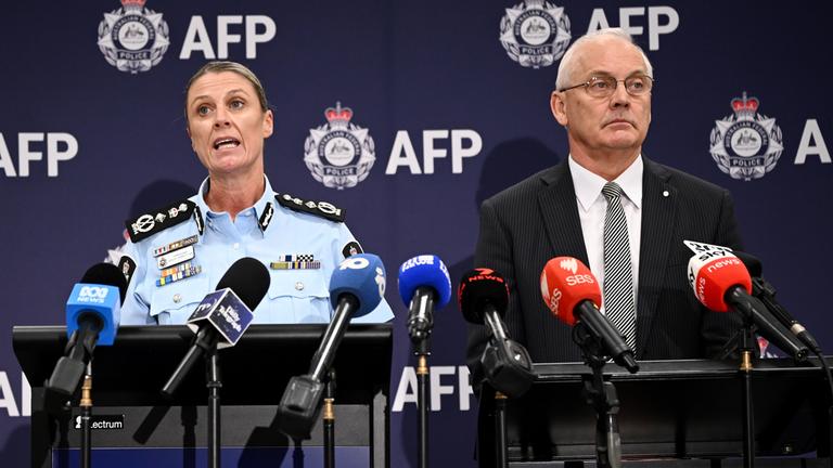 Krissy Barrett, Kommissarin der australischen Bundespolizei (AFP) (l), und Ross Barnett, Leiter der OSI-Ermittlungen, sprechen zu den Medien während einer Pressekonferenz nach der Verhaftung des ehemaligen SAS-Soldaten Ben Roberts-Smith im Rahmen gemeinsamer Ermittlungen wegen mutmaßlicher Kriegsverbrechen im AFP Eastern Command.