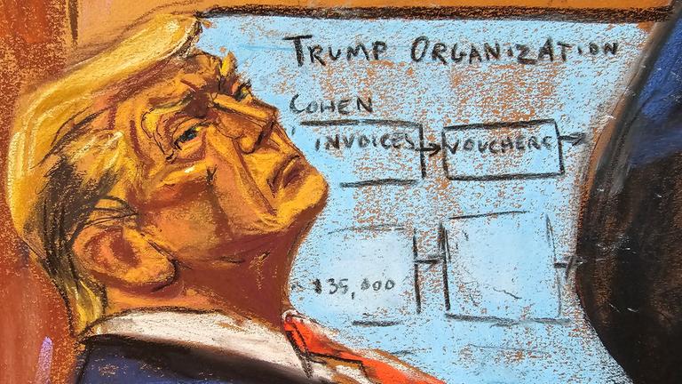 Der ehemalige US-Präsident Donald Trump hört zu, wie der Verteidiger Todd Blanche vor dem Staatsgericht von Manhattan in New York City seine Schlussplädoyers im Strafprozess gegen Trump vorlegt