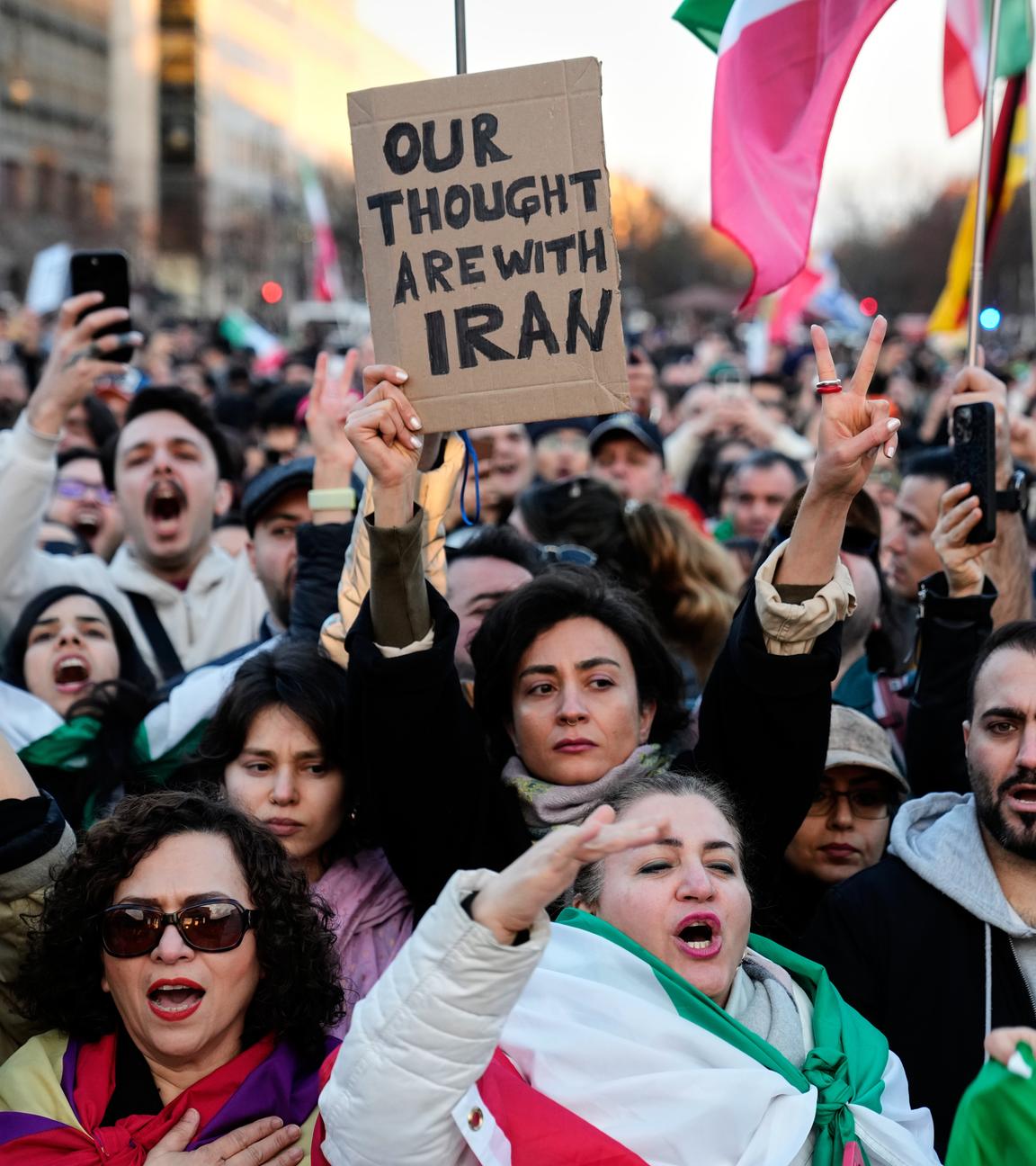 Iranische Bürger nehmen an einer Demonstration zur Unterstützung der US-amerikanischen und israelischen Angriffe auf den Iran vor dem Brandenburger Tor in Berlin, Deutschland.