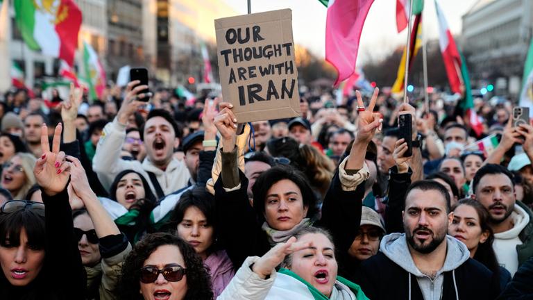 Iranische Bürger nehmen an einer Demonstration zur Unterstützung der US-amerikanischen und israelischen Angriffe auf den Iran vor dem Brandenburger Tor in Berlin, Deutschland.