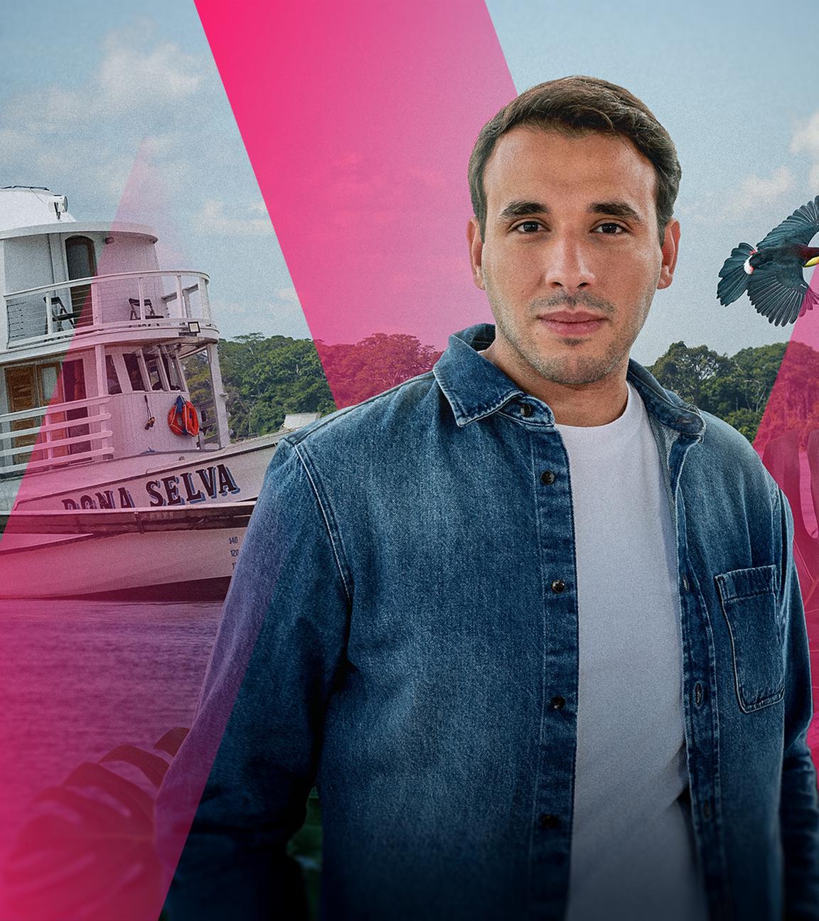 ZDF-Umweltreporter Sherif Rizkallah am Amazonas. Hinter ihm ein Amazonas-Dampfer