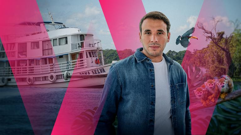 ZDF-Umweltreporter Sherif Rizkallah am Amazonas. Hinter ihm ein Amazonas-Dampfer
