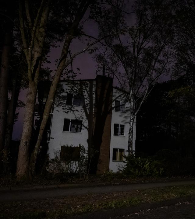 Berlin: Im Januar hatten im Südwestens Berlins viele Haushalte keinen Strom. Hier ist ein dunkles Haus von außen zu sehen. 