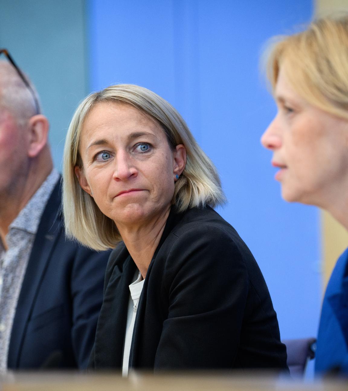 Bundesfamilienministerin Karin Prien stellt zusammen mit Olaf Köller, Co-Vorsitzender der Expertenkommission, und Nadine Schön, Co-Vorsitzende der Expertenkommission, in der Bundespressekonferenz die Expertenkommission Kinder- und Jugendschutz in der digitalen Welt vor.