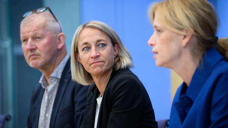 Bundesfamilienministerin Karin Prien stellt zusammen mit Olaf Köller, Co-Vorsitzender der Expertenkommission, und Nadine Schön, Co-Vorsitzende der Expertenkommission, in der Bundespressekonferenz die Expertenkommission Kinder- und Jugendschutz in der digitalen Welt vor.